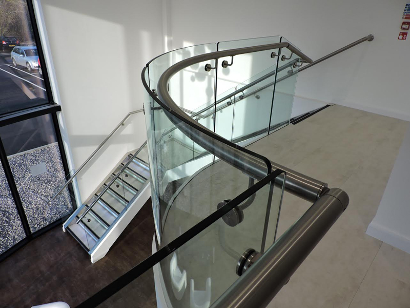 Гнутое стекло для лестниц